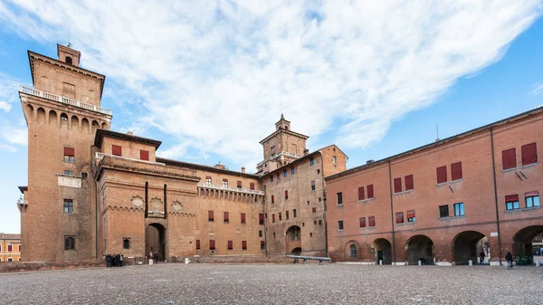 Piazza Castello e Castel Estense a Ferrara — Foto Stock