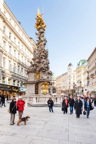 Menschen nahe Pestsäule in Grabenstraße — Stockfoto