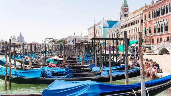 Många gondoler nära Piazza San Marco i Venedig — Stockfoto