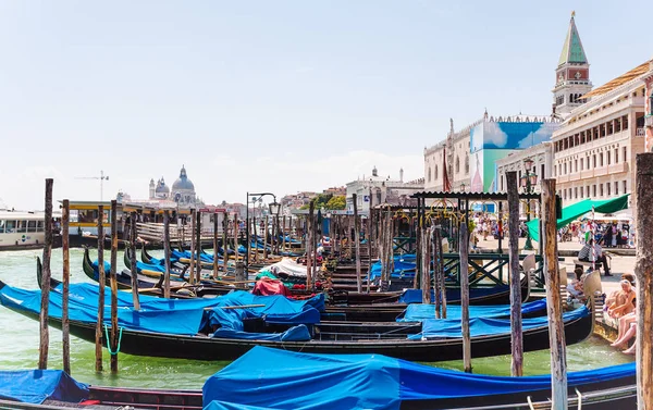 Parcheggio delle gondole vicino a Piazza San Marco — Foto Stock