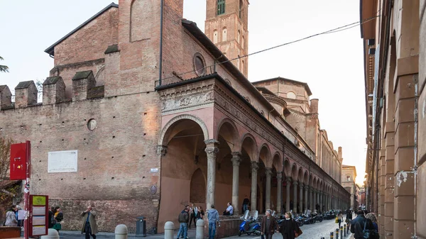 People near medieval urban wall in Bologna — Stock Photo, Image