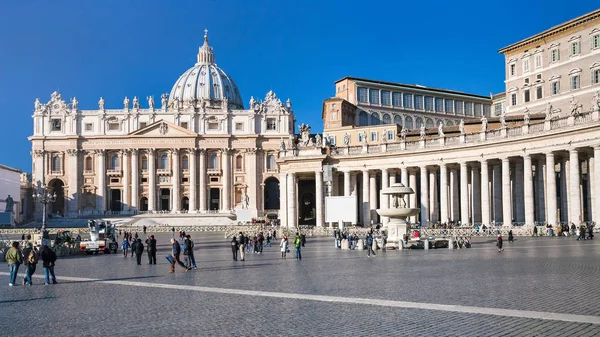 Weergave van St Peter Basilica in Vaticaan in de winter — Stockfoto