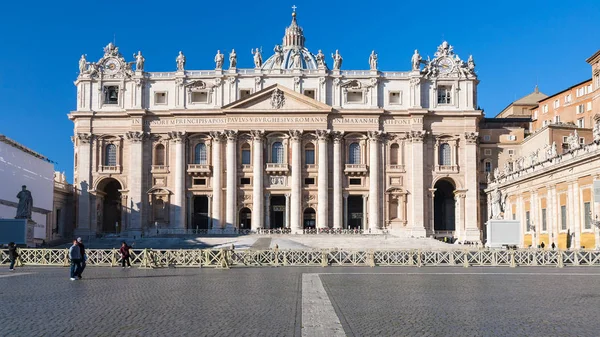 Vista frontal Basílica de São Pedro na Piazza San Pietro — Fotografia de Stock