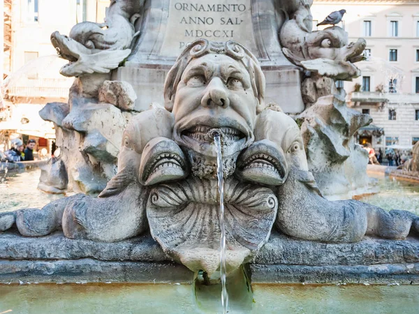 Decorazione della fontana in piazza della rotonda — Foto Stock