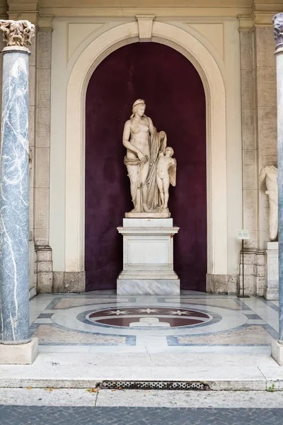 Vênus Félix (Vênus com seu filho Cupido) escultura — Fotografia de Stock