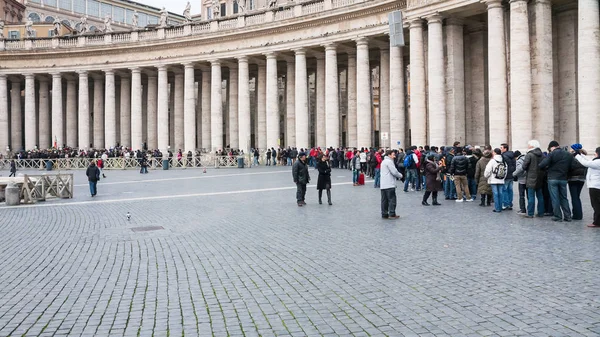 sıra St Peter Bazilikası Vatikan ziyaretçi