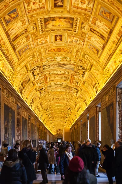 Visitors in Maps Gallery in Vatican museum — Stock Photo, Image