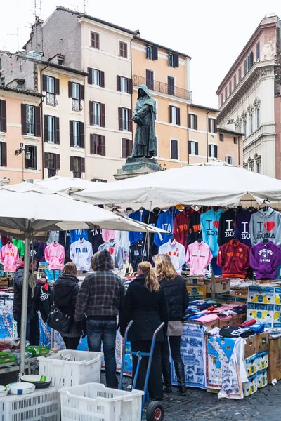 Mensen op de open markt op Campo de Fiori in Rome — Stockfoto