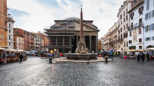 Náměstí Piazza della rotonda s Pantheonu v Římě — Stock fotografie