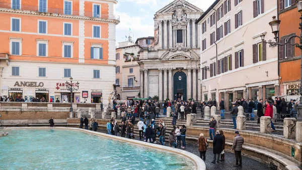 Piazza Trevi çeşme kışın Roma şehir ile — Stok fotoğraf