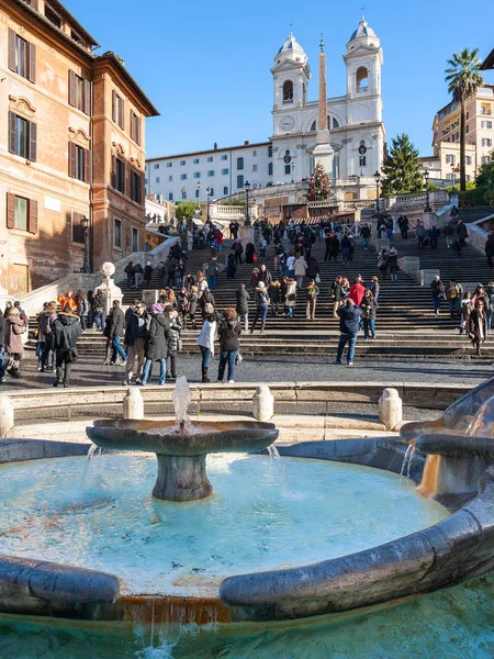 Fontana su piazza di Spagna e scalini a Roma — Foto Stock