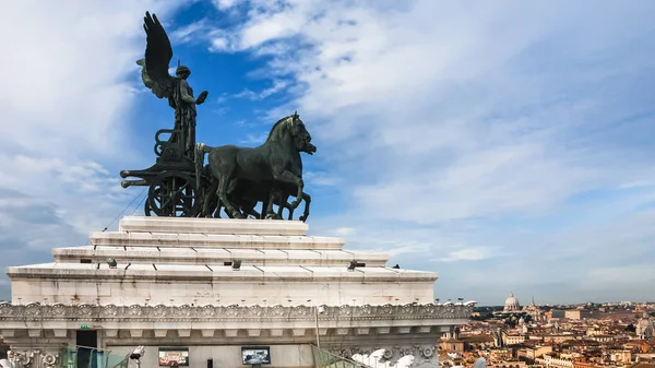 Quadriga en la parte superior de Altare della Patria en Roma — Foto de Stock