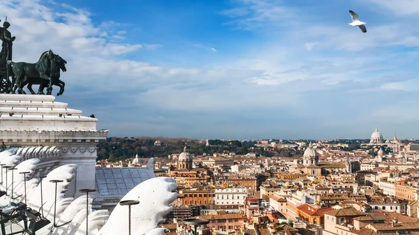Uitzicht op Rome stad vanaf Altare della Patria — Stockfoto