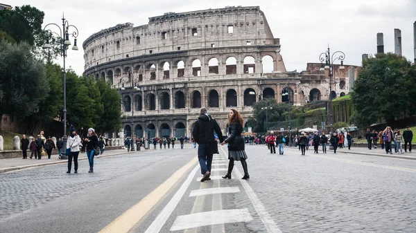 Touristes sur via dei Fori Imperiali et Colisée — Photo