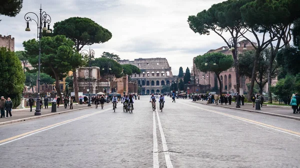 Fori imperiali und Blick auf das Kolosseum in Rom — Stockfoto