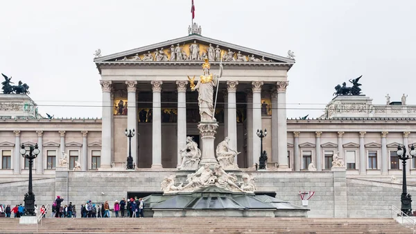 Visitantes perto de edifício do Parlamento austríaco — Fotografia de Stock