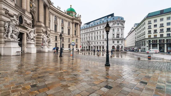 Πλατεία Michaelerplatz Βιέννη στην βροχή — Φωτογραφία Αρχείου