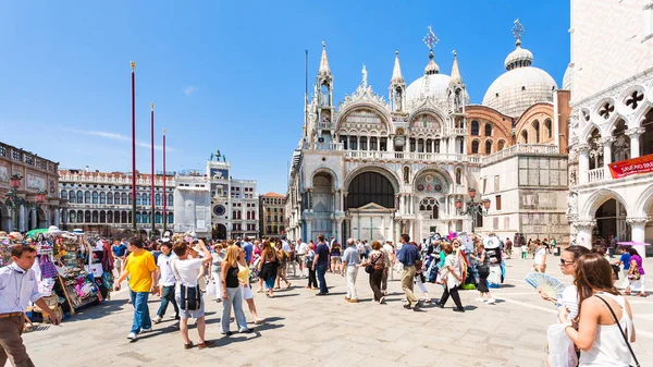 Туристы и базилика Святого Марка на площади Пьяцца — стоковое фото