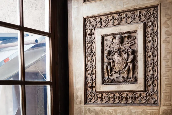 Gesneden houten sluiter in zaal van Vaticaan museum — Stockfoto