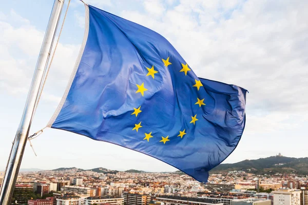 EU flag flutters above Barcelona city — Stock Photo, Image
