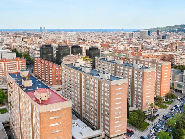 Wohnviertel in barcelona im frühling abend — Stockfoto