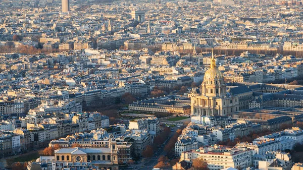Boven uitzicht les invalides paleis en de stad Parijs — Stockfoto