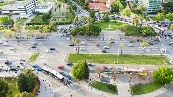 Ovan Visa biltrafik på torget i kväll — Stockfoto