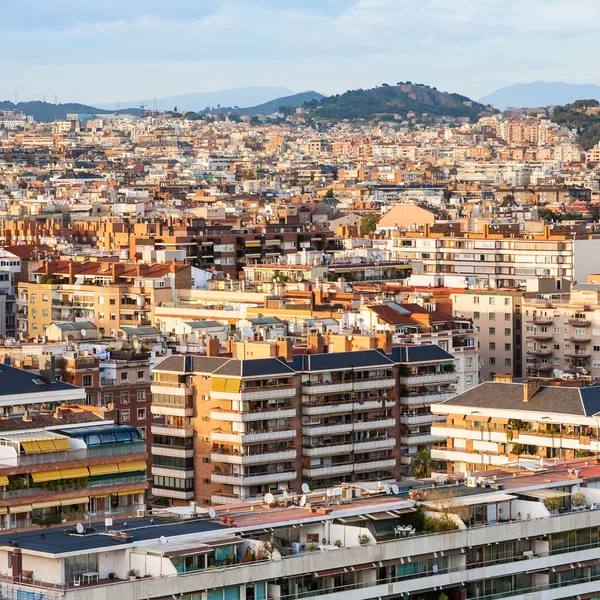 Edifícios residenciais na cidade de Barcelona ao pôr do sol — Fotografia de Stock