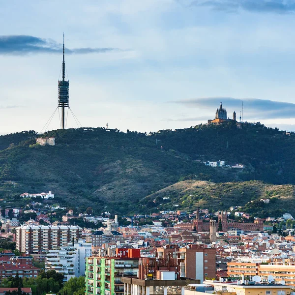 Skyline de Barcelona con la montaña del Tibidabo — Foto de Stock