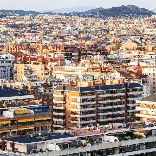 Casas de apartamentos en Barcelona ciudad al atardecer —  Fotos de Stock