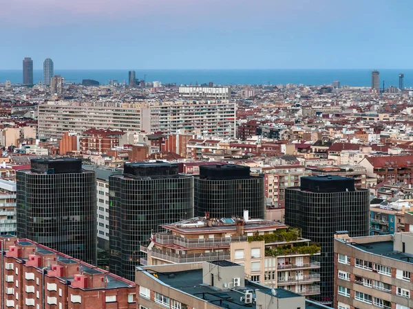 Barcelona skyline i kväll skymning — Stockfoto