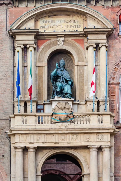 在博洛尼亚市宫外墙上的雕像 — 图库照片