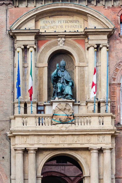 Palazzo Bologna şehir cephe heykele — Stok fotoğraf