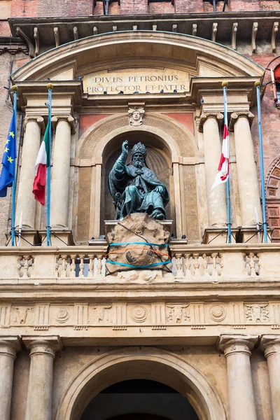 Decoración de fachada del palazzo d 'accursio en Bolonia — Foto de Stock