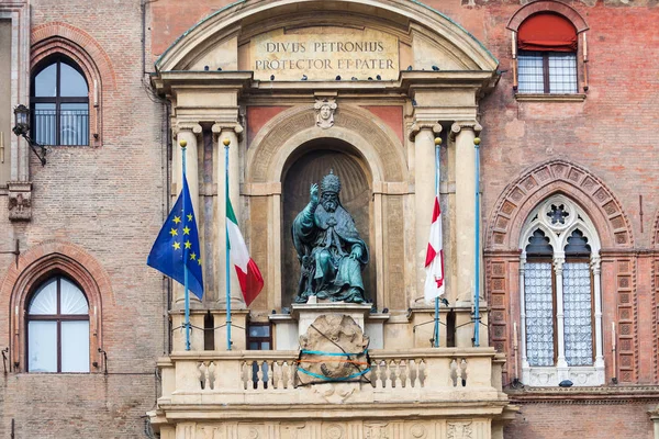 Sochy na fasádě Palazzo ve městě Bologna — Stock fotografie