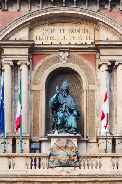 Figura na fachada do palazzo na cidade de Bolonha — Fotografia de Stock