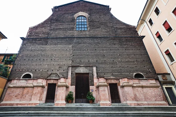 Gevel van de Chiesa di Santa Lucia in Bologna stad — Stockfoto
