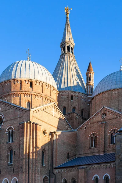 Bau der Basilika der Heiligen Anthony von Padua — Stockfoto