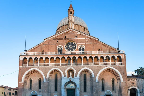 Vorderseite der Basilika der Heiligen Anthony von Padua — Stockfoto