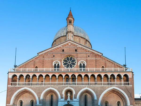 Gevel van de basiliek van Sint Antonius van Padua — Stockfoto