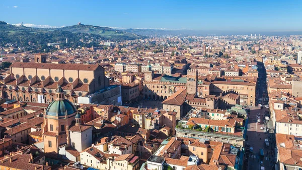 Boven uitzicht op Piazza Maggiore en de duomo in Bologna — Stockfoto