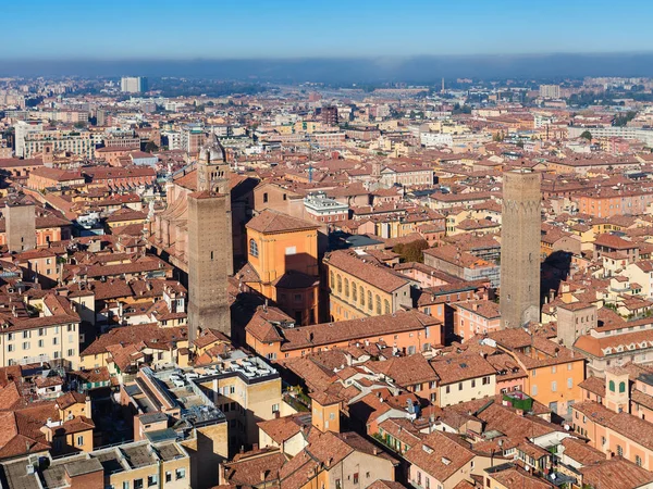 Oben Blick auf die mittelalterliche Stadt Bologna — Stockfoto