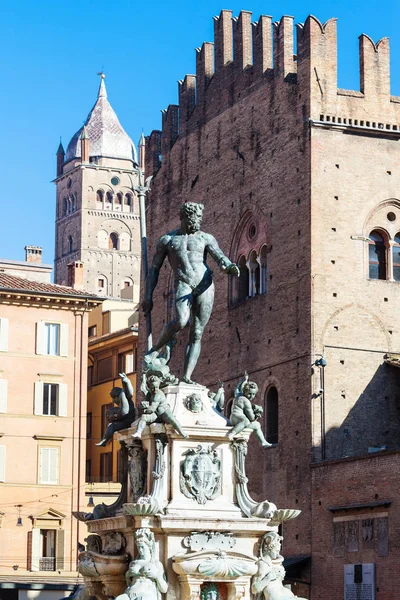 Fontein en paleis in de stad Bologna — Stockfoto
