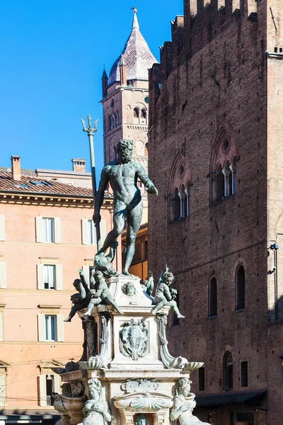 Fontän av Neptunus och palazzo Re Enzo — Stockfoto