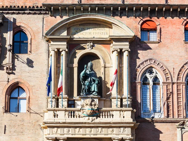 Скульптура на фасаде Палаццо Коммунале в Болонье — стоковое фото