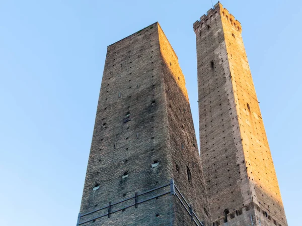 两个塔 (到期 Torri) 和蓝蓝的天空，在博洛尼亚 — 图库照片