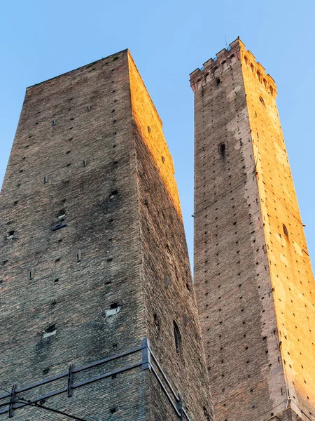 Duas torres (Due Torri) na cidade de Bolonha — Fotografia de Stock