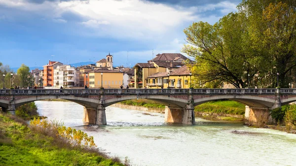 Proudu a most Ponte Verdi v Parma city — Stock fotografie