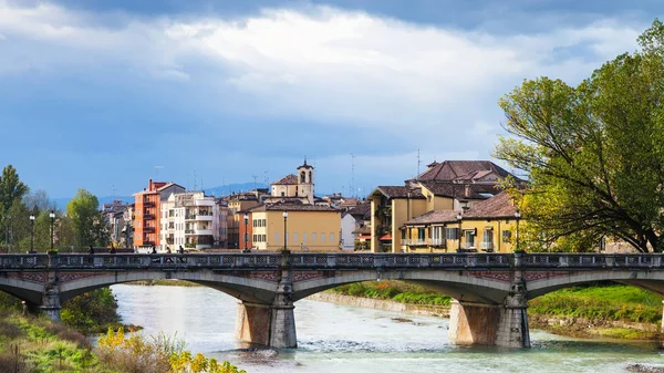 Parma river and Ponte Verdi bridge in Parma — Stock Photo, Image