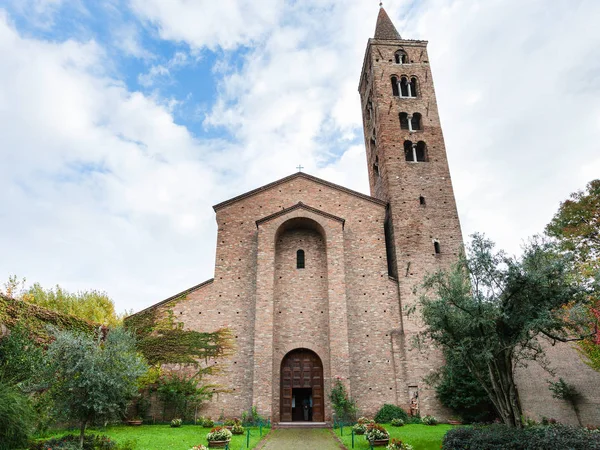 Vooraanzicht van de basiliek van San Giovanni Evangelista — Stockfoto